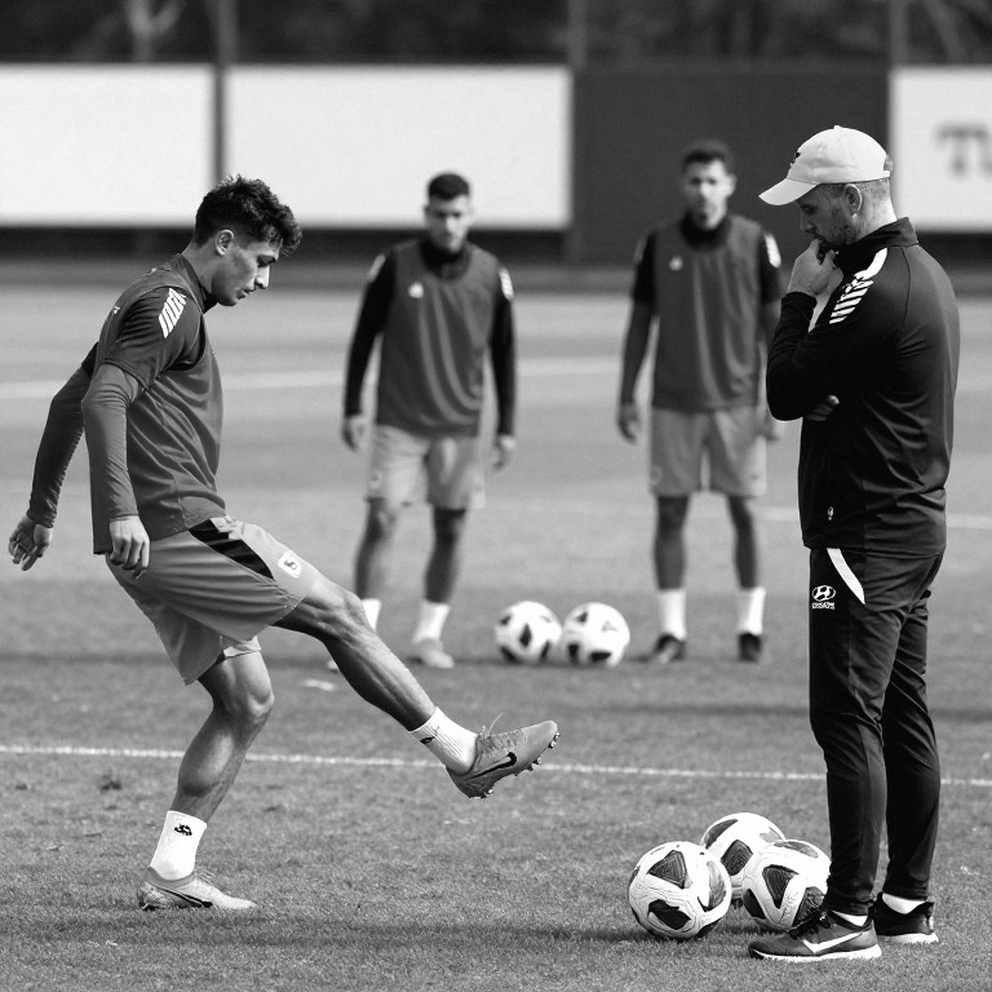 Granit Xhaka bị loại khỏi tuyển Thụy Sĩ: Tấm chứng nhận giả và nhịp lệch của một phòng thay đồ Granit Xhaka bị loại khỏi tuyển Thụy Sĩ: Tấm chứng nhận giả và nhịp lệch của một phòng thay đồ