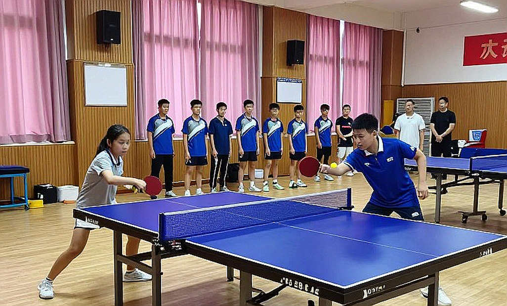 Dưới mặt bàn: Ba tầng trầm tích quyết định số phận một tay vợt trẻ