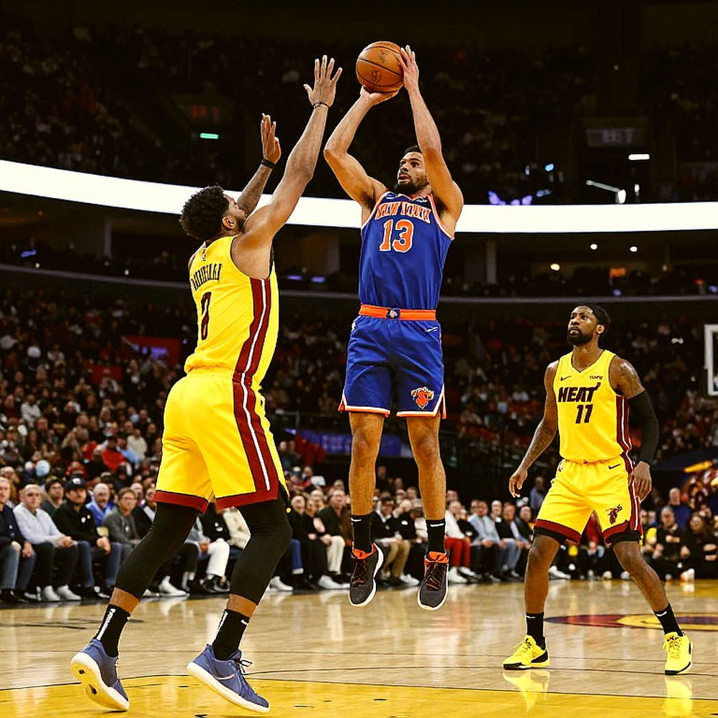 Tyler Dorsey, Olympiacos và canh bạc hợp đồng không có lưới an toàn